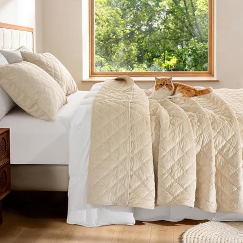 Uqocnh Luxury Velvet Quilt Set King Size 3 Piece, Soft Channel Stitch Velvet Comforter Set with 2 Pillow Shams, Lightweight Coverlet Bedspread Bedding Set for All Seasons, Beige — image 1